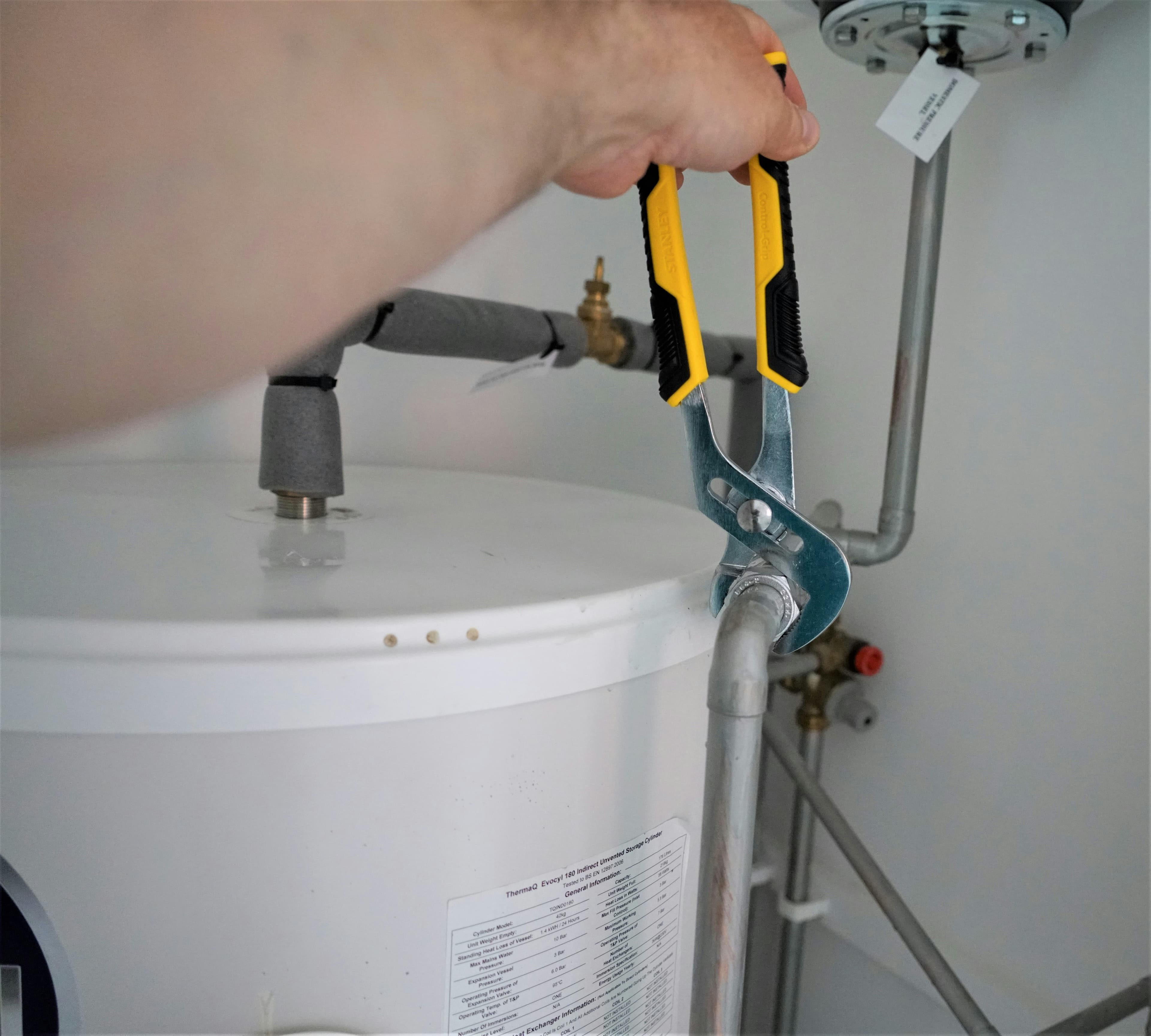 Installation chauffe-eau avec clé de serrage